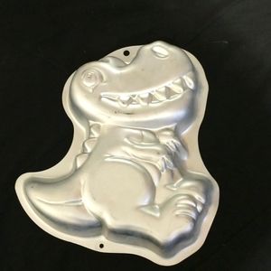 Dinosaur cake pan